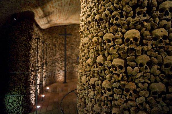 18. 50.000'den fazla insana ait olan kemik ve kafatası kalıntıları,Brno St.James Kilisesi altı anıtmezarı, Çek Cumhuriyeti, 19 Ekim 2012.