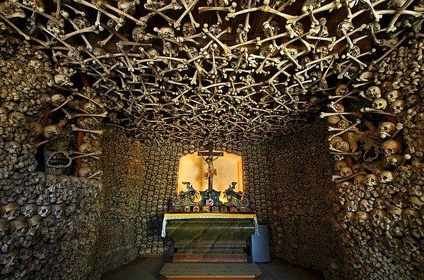21. Kemiklerin büyük çoğunluğu 17. ve 18.yüzyıllar arasında savaş ve salgınlar nedeniyle hayatını kaybeden insanlara ait, St. Bartholomeo Kilisesi, diğer adı ile Kafatası Şapeli, Czermna, Polonya.