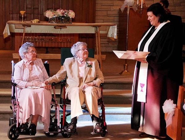 1. 72 yılı birlikte geçirdikten sonra evlenmeleri mümkün olan 91 yaşındaki Vivian Boyack ve 90 yaşındaki 'Nonie' Dubes.