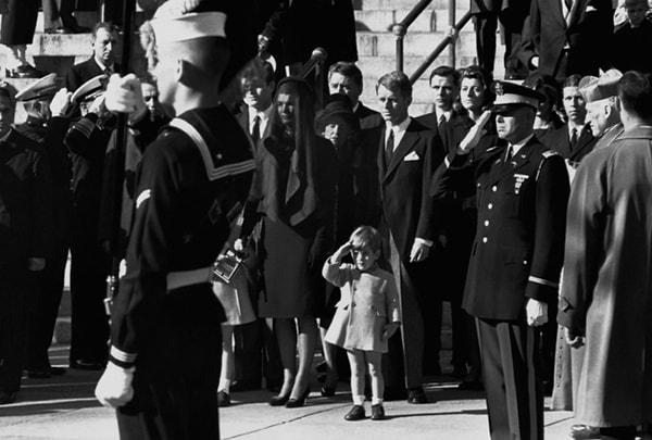 3. Babasının cenazesinde tabutu selamlayan John F. Kennedy.