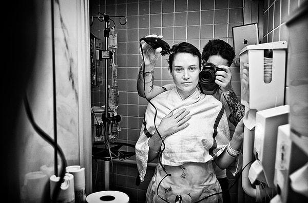 5. Eşi kanser tedavisi görmek zorunda olan fotoğrafçı Angelo Merendino, karısının saçlarını kesiyor ve aynı zamanda bu anı fotoğraflıyor.