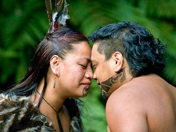 6. Yeni Zelanda yerlileri, burunlarını birbirlerine değdirerek selamlaşıyorlar.