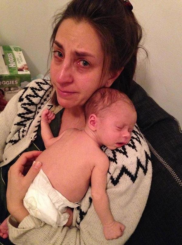 18. Yorgunluktan ağlayan anne yenidoğan çocuğunu kucaklıyor.
