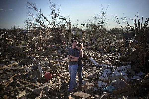 30. Büyük bir kasırganın ardından, yıkılan evlerinin bulunduğu yerde birbirine sarılan çift. Oklahoma, 2013.