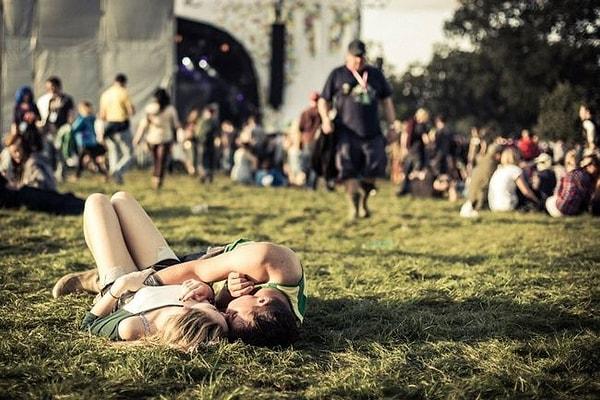 33. Müzik festivalinde birbirini kucaklayan çift.