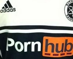 Okul Futbol Takımı Şaka Yapmak İçin Formalarına Porno Sitesi Logosu Koydu, Üniversite Yönetimi Gülmedi