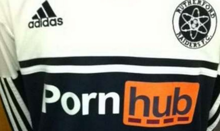 Okul Futbol Takımı Şaka Yapmak İçin Formalarına Porno Sitesi Logosu Koydu, Üniversite Yönetimi Gülmedi