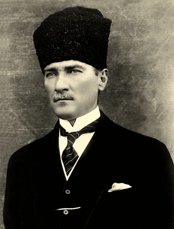 10. Herkesin bitti,gitti dediği zamanda topraklarını düşmanlardan kurtaran (Atatürk)