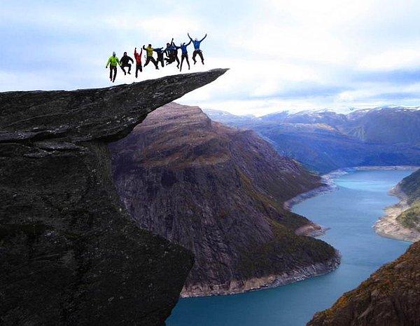 6. Norveç'te Trolltunga kayasının üstünde zıplamak!!!!