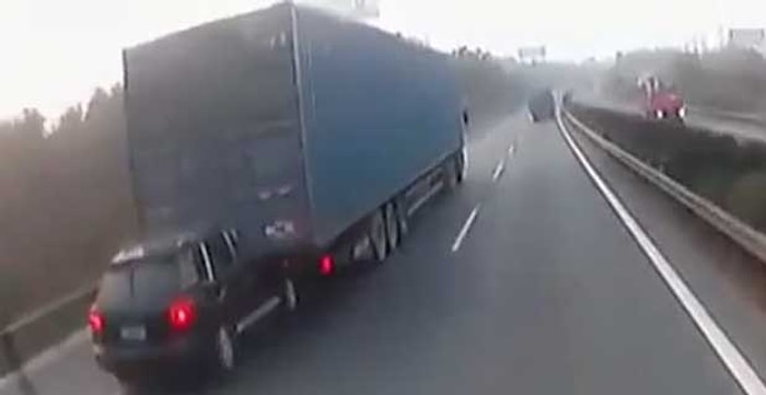 Kazaya Rağmen Yoluna Devam Eden Tır Şoförü