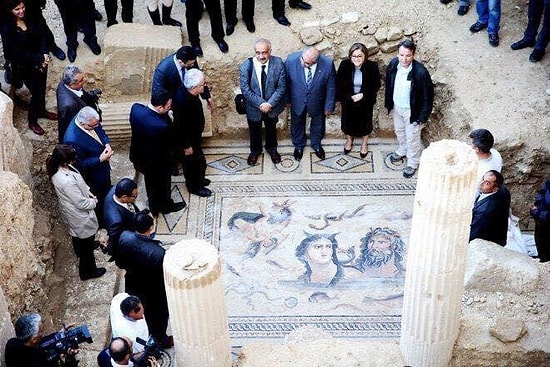 2 Bin Yıllık Mozaiklerin Üstüne Basıp, Poz Verdiler