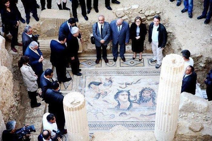 2 Bin Yıllık Mozaiklerin Üstüne Basıp, Poz Verdiler
