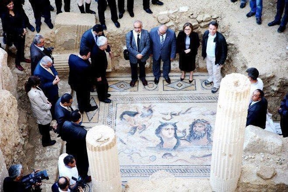 2 Bin Yıllık Mozaiklerin Üstüne Basıp, Poz Verdiler