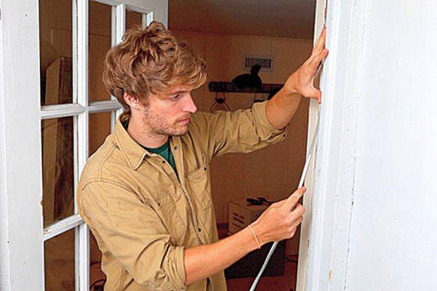 6. Kapı aralıklarından içeri sızan soğuk havayı önlemek için pencere/kapı bandı kullanın.