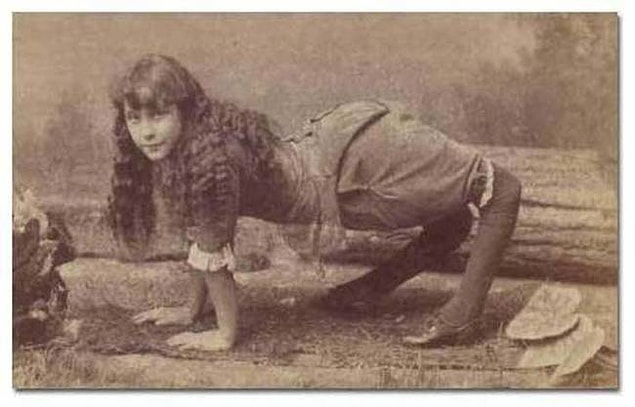 1. Ella Harper, nam-ı diğer 'Deve Kız'