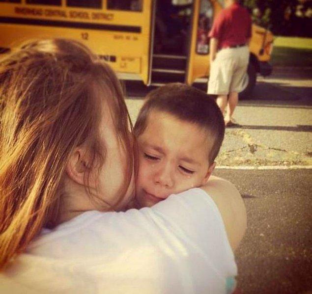 5.Okulun ilk gününde kendisinden ayrılmak istemeyen oğlunu teselli eden anne.