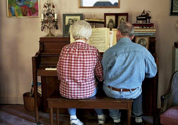 13.72 yıldır evli olan yaşlı çift, evlerinde birlikte piyano çalarken.