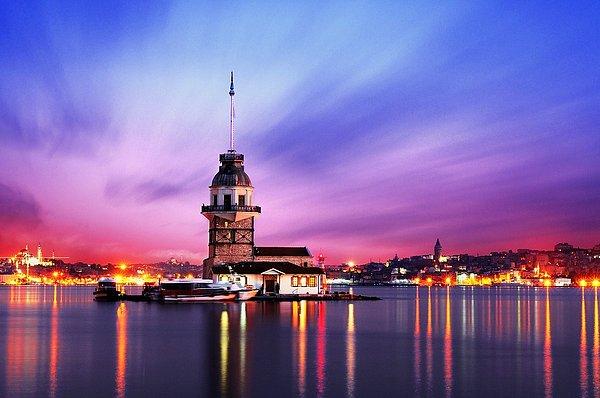 Rengarenk bir İstanbul akşamında Kız Kulesi...