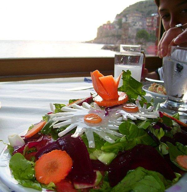 8. Sunduğu salatada bile çiçek açtıran ince ruhlu restoran sahipleri