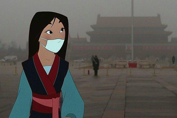 15. Çin'deki hava kirliliğinden etkilenmemek için önlem alan Mulan.