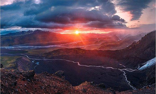 İzlanda'nın büyülü topraklarında gün batımı