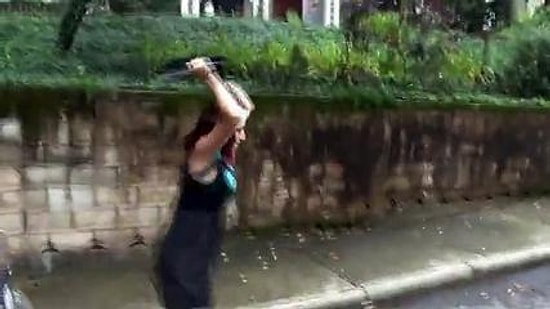 Eski Sevgilinin Tepki Olarak Play Station 3 Parçalaması