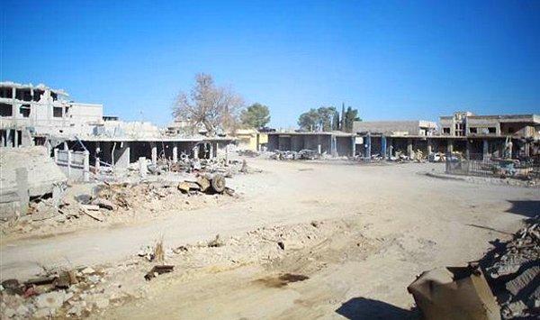 Kobani'de birçok binanın da intihar saldırıları ve havan mermileri nedeniyle yıkıldığı gözlendi.