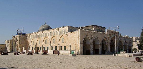 2. Mescid-i Aksa, Kudüs şehrinde bulunan Müslümanların ilk kıblesidir. Kıble'nin yönü daha sonra kabeye çevrildi.