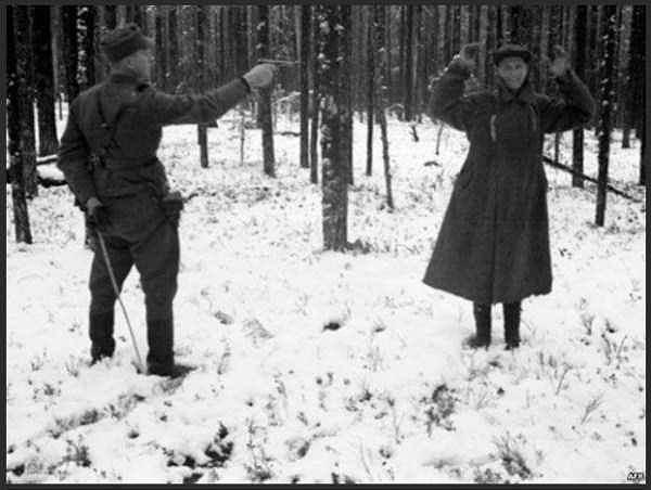 22. Bir Rus ajanı, Finlandiya'daki infazı sırasında gülümserken, 1942.