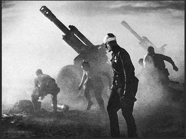 34. Stand to Death, 152mm'lik howitzer havanı ateşlenirken, Bagration Operasyonu, 1944.