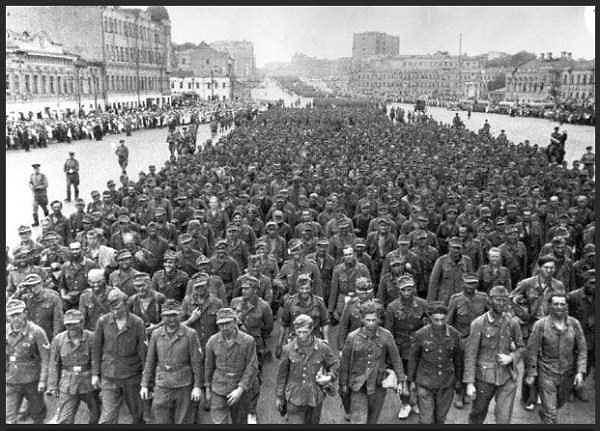 35. Belarus Opeasyonu sonrasında esir düşen 57,000 Alman Moskova'ya götürülüyor, 17 Temmuz 1944.