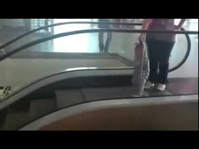 Yürüyen Merdiveni Koşu Bandı Olarak Kullanan Bebek