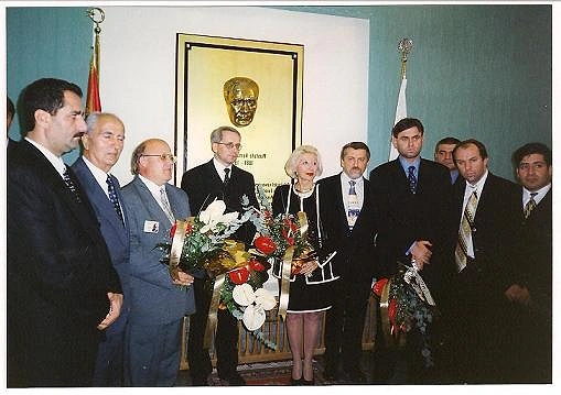 Polonya'nın Wroclaw şehrinde "Liceum Profilowane nr VII, Patron: Mustafa Kemal Ataturk" adında bir okul bulunmaktadır.