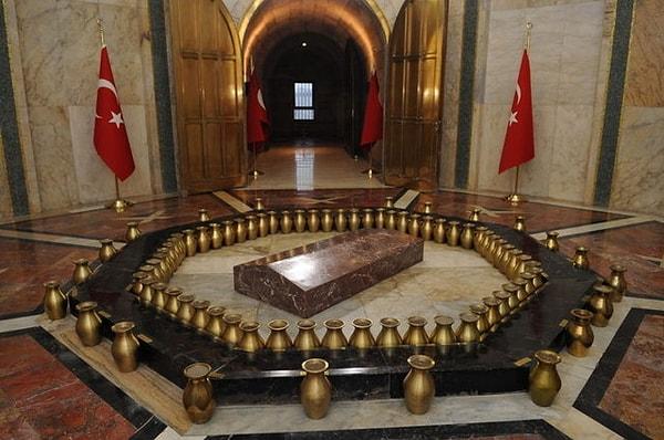 1. 2002’den bu yana ‘Atatürk ve Kurtuluş Savaşı Müzesi’ olarak kullanılan, koridorlardan geçerek ulaşılan müzenin tam ortasındaki mezar, büyük bir bronz kapının ardında bulunuyor.