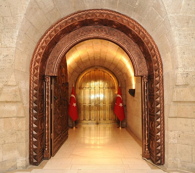 Atatürk, 10 Kasım 1938’de ebediyete intikal ettiğinde, naaşı muhafaza işlemi için Gülhane Askeri Tıp Fakültesi doktorlarından Prof. Lütfi Aksu tarafından ‘tahnit’ işlemine tabi tutuldu.