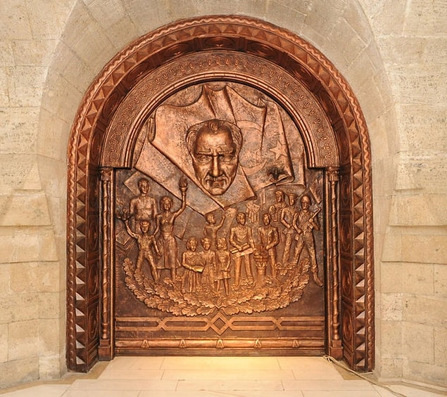 Bir çeşit kimyasal sıvı naaşın bozulmaması için Atatürk’ün vücuduna zerk edildi. İşlemin ardından naaş kurşundan bir tabuta konularak gül ağacından yapılmış özel bir tabuta yerleştirildi.