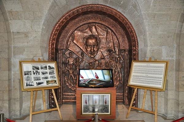 9. Tahnit işlemi çözülerek, Atatürk’ün naaşı İslami usullere uygun olarak Anıtkabir’deki Mezar Odası’na defnedildi.