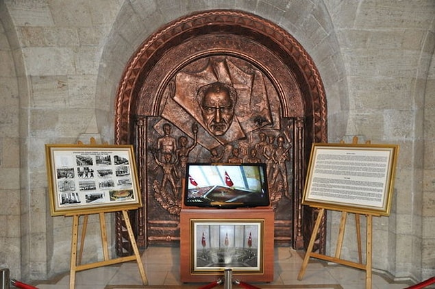 9. Tahnit işlemi çözülerek, Atatürk’ün naaşı İslami usullere uygun olarak Anıtkabir’deki Mezar Odası’na defnedildi.