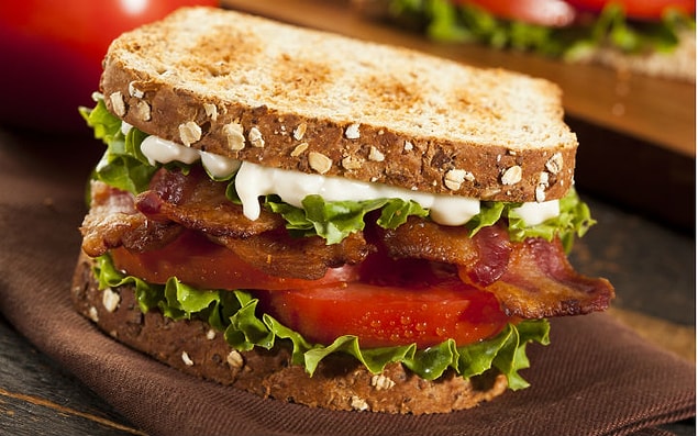 2. Dizileri birikene: Domatesli, pastırmalı sandviç
