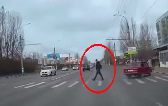 Ezilmekten Son Anda Kurtulan Adamın İstifini Bozmadan Yola Devam Etmesi