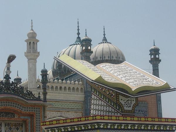 5. Bhong Camii - Pakistan