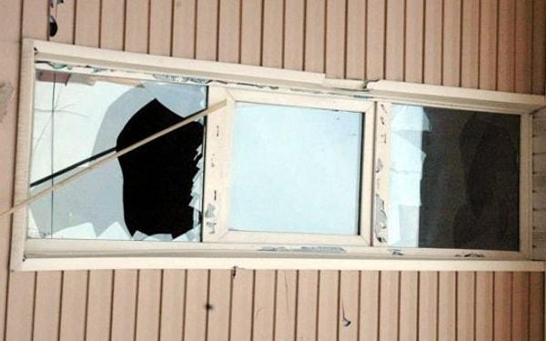 13. Boş eski evlerin camlarını taşlayarak kırmak.