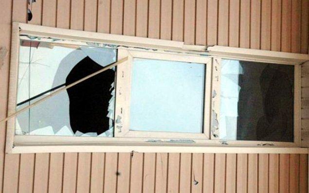 13. Boş eski evlerin camlarını taşlayarak kırmak.