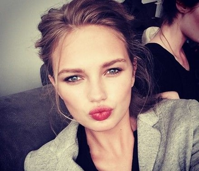 Romee Strijd. Kendisi hem bir Hollanda'lı olup hem de bu kadar sıcak olabilmeyi başaran nadir güzellerden. (Ekip olarak Hollanda'lılara karşı biraz ön yargılı mıyız ne?)