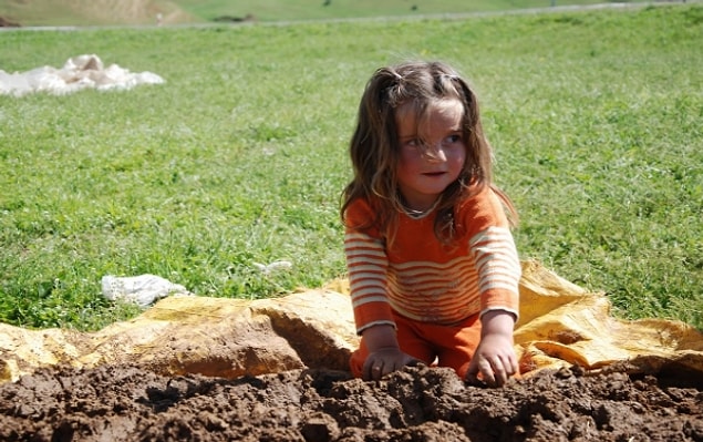 6. Çamurları top top yapıp duvarlara fırlatmak.