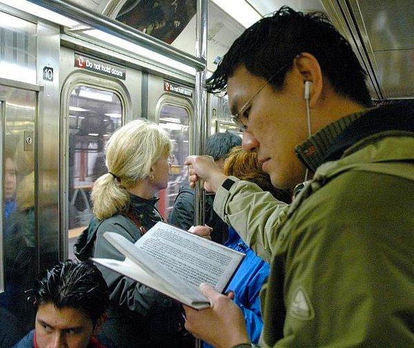 6. Metrobüste sıkışıklıktan dolayı hiçbir yere tutunmadan iki elinle kitap okuyabilmenin rahatlığı.