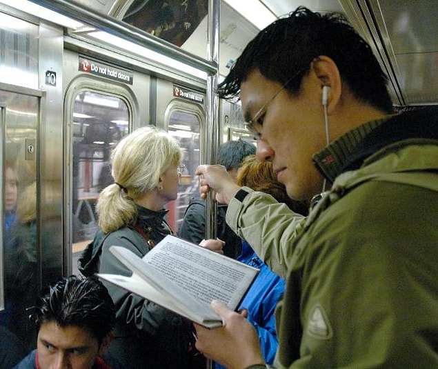 6. Metrobüste sıkışıklıktan dolayı hiçbir yere tutunmadan iki elinle kitap okuyabilmenin rahatlığı.