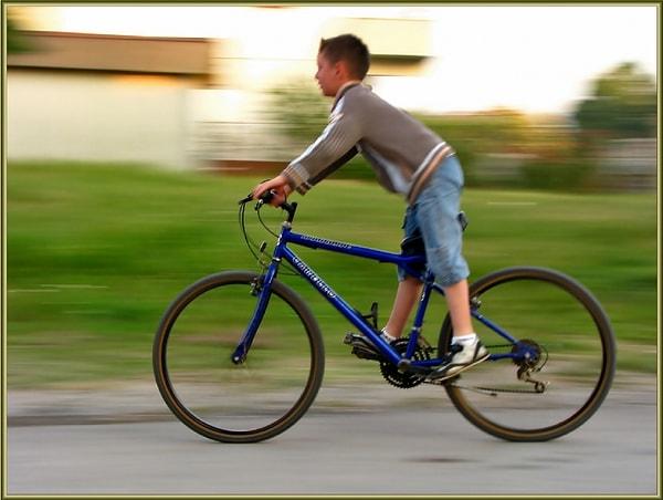 30. Bisiklet sürerken arka fren yerine, ayaklarını lastiğin üzerine basarak durmak.