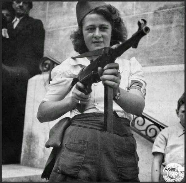 44. Simone Segouin, en iyi kullandığı silah Alman MP-40'ı ile poz verirken.
