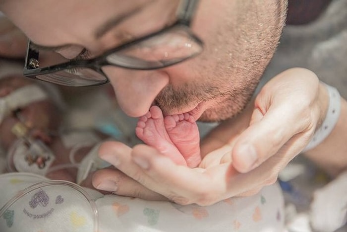 Doğumda Eşini, Sonrasında da Bebeğini Kaybeden Talihsiz Babanın Bebeğinin Son Saatlerinde Söylediği Şarkı